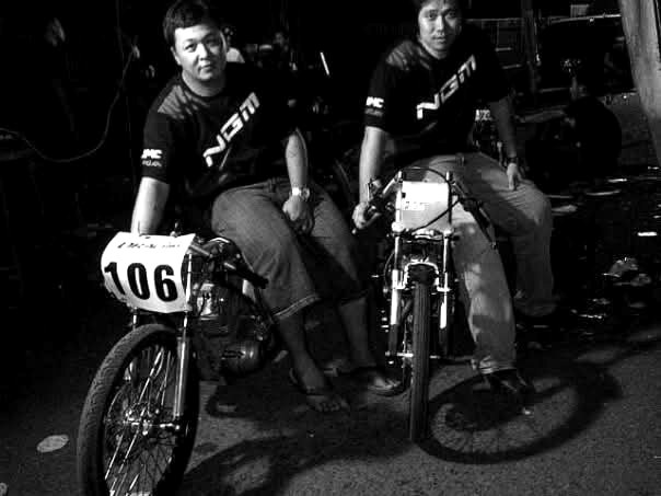 Dua rider tim NGM dengan nomor start 106