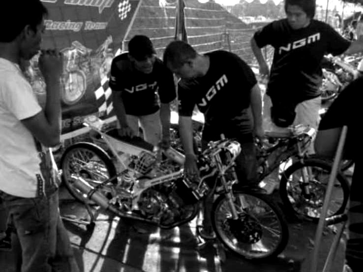 Kru New Gaya Motor mengerjakan sebuah drag bike di pinggir lintasan