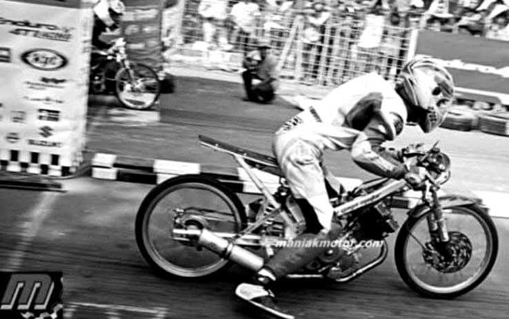 Drag bike melaju di lintasan, 2014
