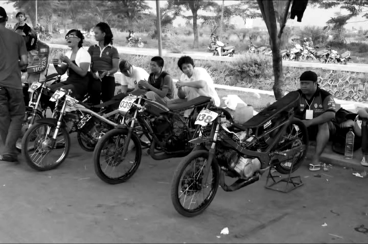 Deretan drag bike dengan nomor start