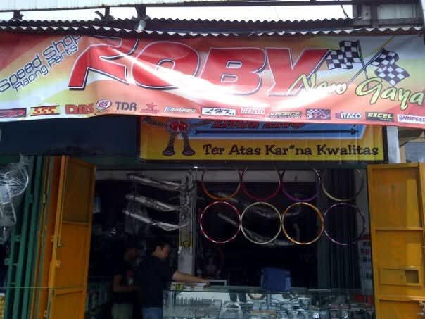 Toko “Roby New Gaya” dengan spanduk bertuliskan “Speed Shop Racing Parts”, Palmerah, 1998