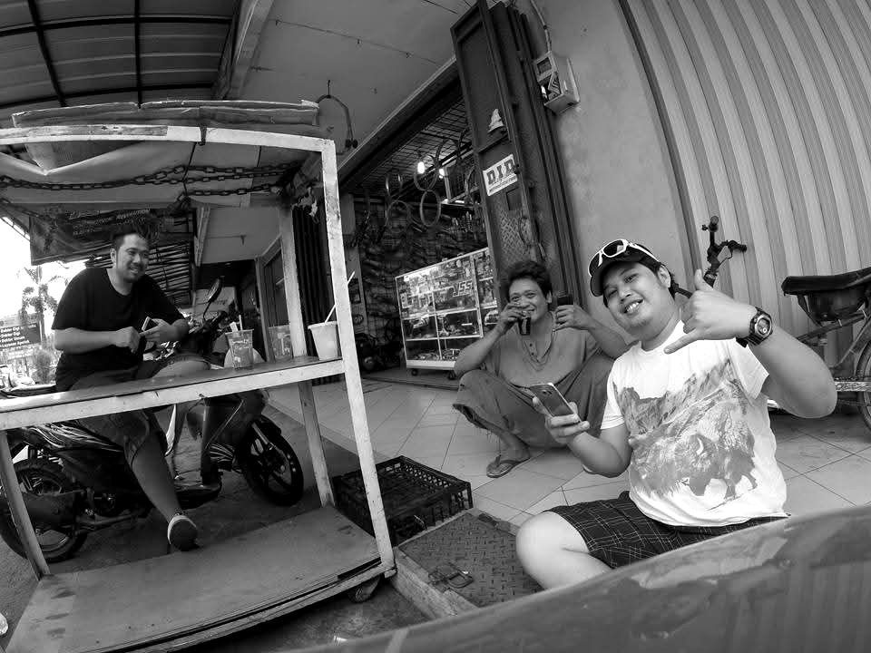 Anggota tim duduk di depan toko