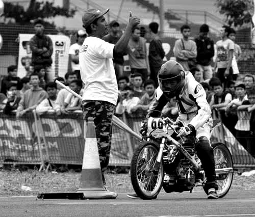 Petugas lomba memberi aba-aba start ke rider NGM, nomor start 66