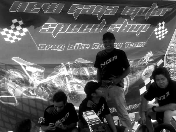Anggota tim NGM di depan spanduk Speed Shop