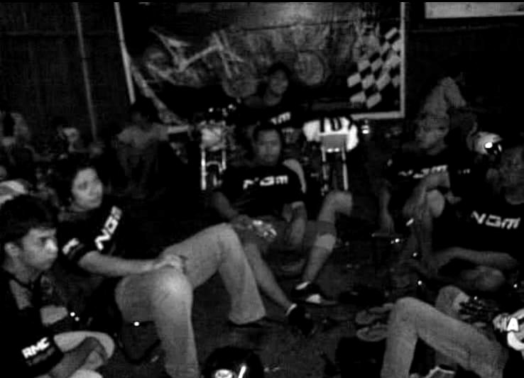 Tim balap istirahat setelah balapan malam